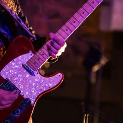 Arda Bagcioglu jaming blues guitar