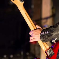 Arda Bagcioglu jaming blues guitar