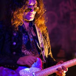 Arda Bagcioglu jaming blues guitars
