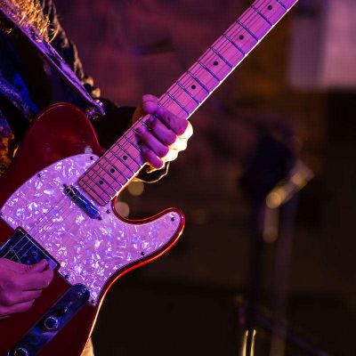 Arda Bagcioglu jaming blues guitar